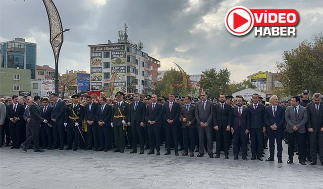 Niğde’de 29 Ekim Cumhuriyet Bayramı dolasıyla çelenk sunma töreni düzenlendi