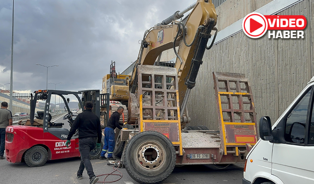 Niğde'de iş makinesi yüklü tır alt geçide sıkıştı