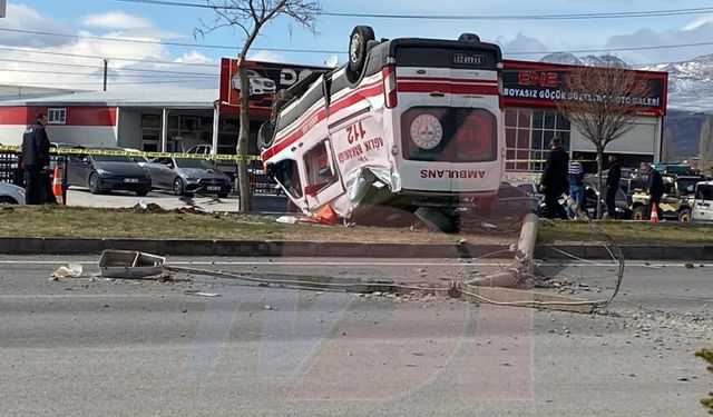 Kazaya giden ambulans ile hafif ticari araç çarpıştı! Çok sayıda yaralı var