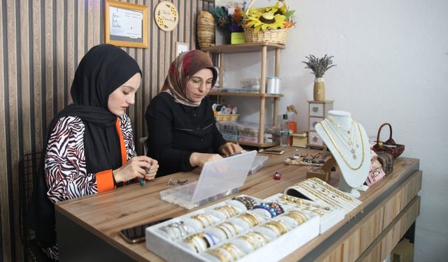 Anne ve kızı, evde ürettikleri takıları dünyaya pazarlıyor