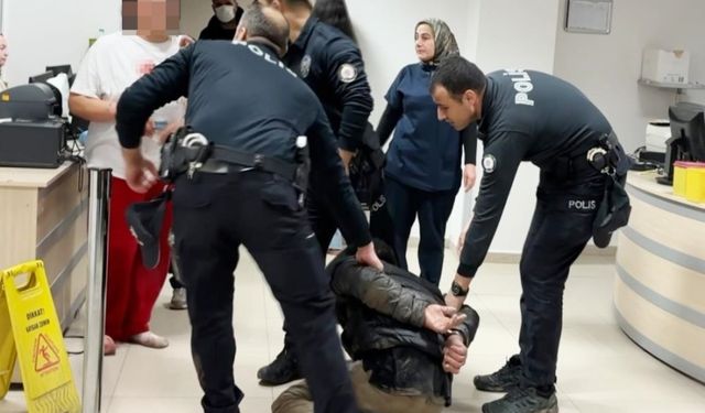 Annesinin sevgilisini bıçakla ağır yaraladı