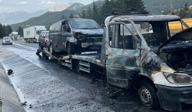 Çekici ve üzerindeki araçlar yangına teslim oldu