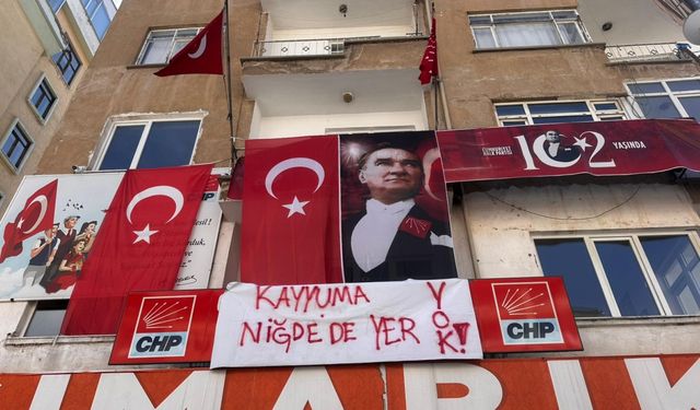 CHP Niğde İl Başkanlığı'ndan mutlak butlan kararına pankartlı tepki