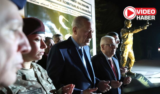 Cumhurbaşkanı Erdoğan, Ömer Halisdemir’in anıtı önünde dua etti