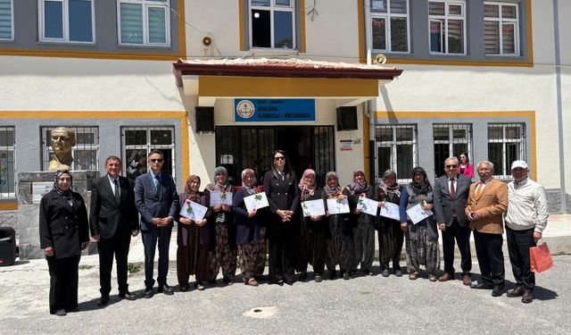 Eğitimi başarıyla tamamlayıp belgelerine kavuştular