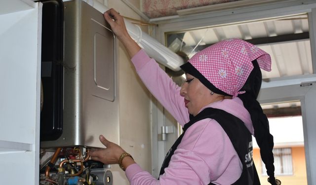 Kadın tesisatçı sahada ustalığını konuşturuyor