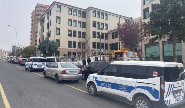 Kardeşi ve kocasını bıçakla yaraladı