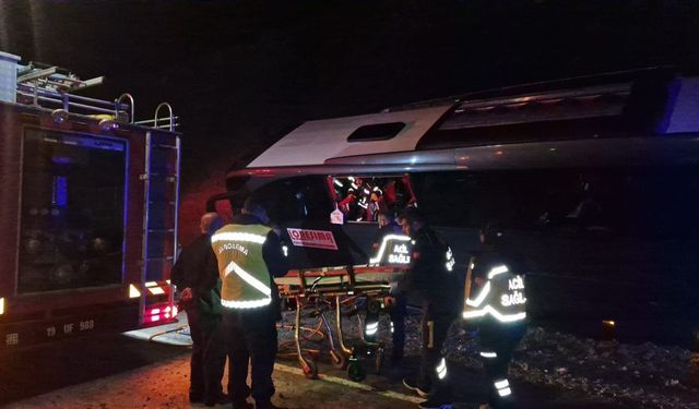  Karnavaldan dönen otobüs devrildi, çok sayıda yaralı var