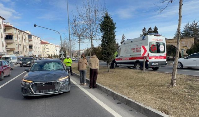 Karşıya geçmek isteyen yayaya otomobil çarptı