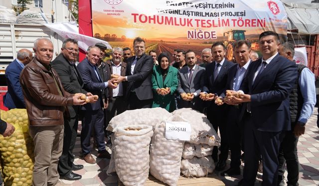 NİĞDE’DE YERLİ PATATES HAMLESİ: 60 TON TOHUMLUK ÜRETİCİYE DAĞITILDI