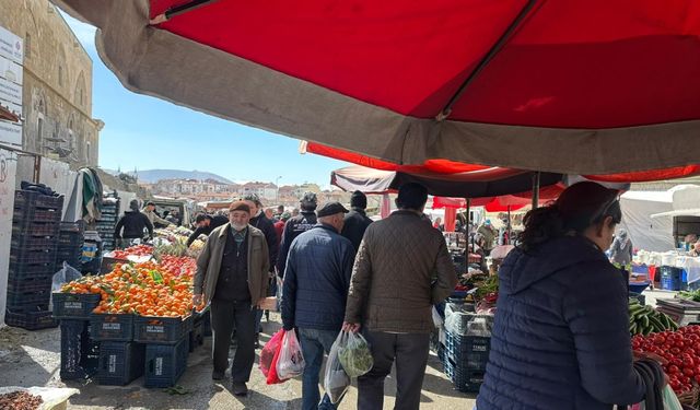 Niğde Perşembe Pazarında güneşli hava yoğunluğu
