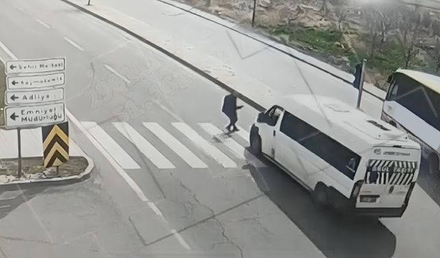 Okul servisi yayaya çarptı