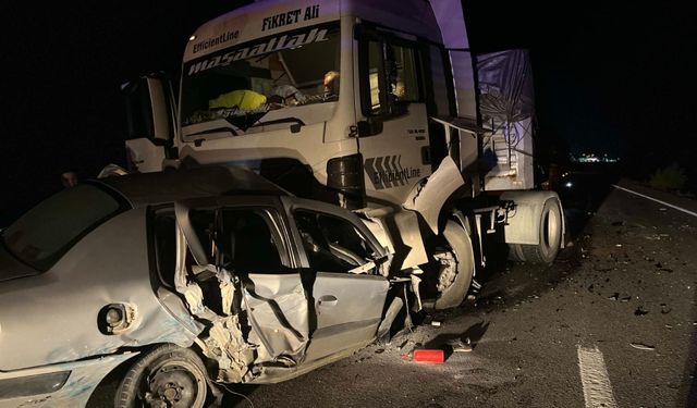 Otomobil kağıt gibi ezildi! 2 kişiden acı haber geldi