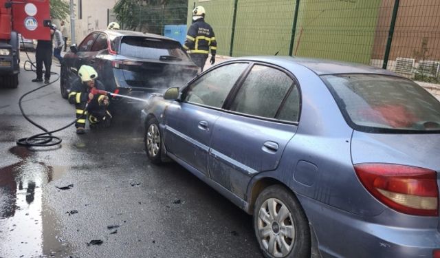 Park halindeki otomobil alev aldı