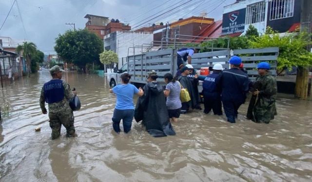 Sel Dehşeti: Binlerce Ev Yıkıldı, 27 Ölü