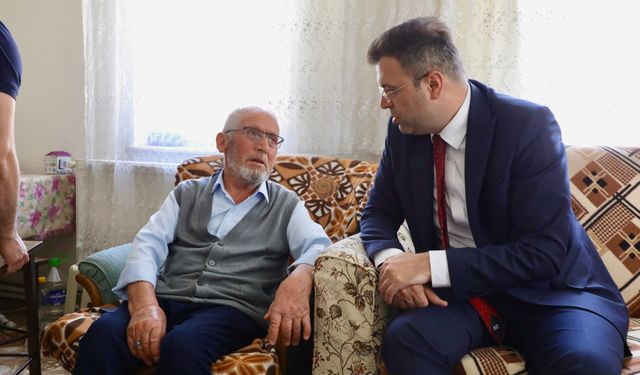 Vali Akmeşe şehit babasını ziyaret etti