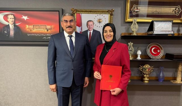 Vekil Uzkurt'tan Kadın Kolları Başkanı Erol'a Tebrik