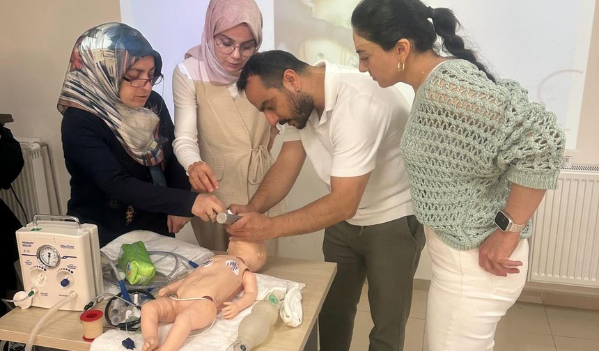 Sağlık çalışanlarına ilk nefes için eğitim verilidi