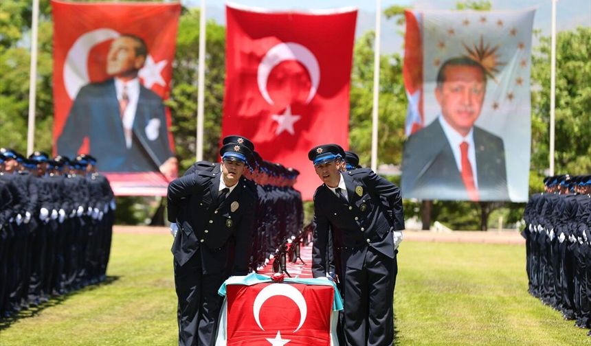 Niğde'de 721 polis adayı törenle mezun oldu
