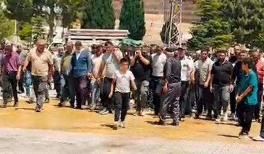 Trafik kazasında hayatını kaybeden genç son yolculuğuna uğurlandı