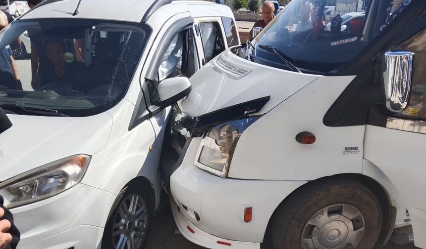 Niğde’de hafif ticari araç ile minibüs çarpıştı! Yaralı var