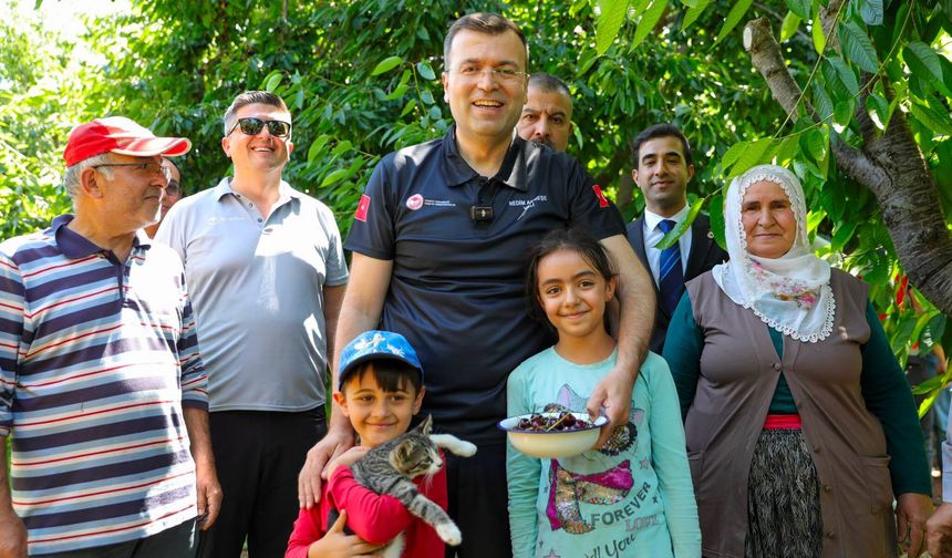 Niğde'de hasat mesaisi: Vali Akmeşe üreticilerle buluştu