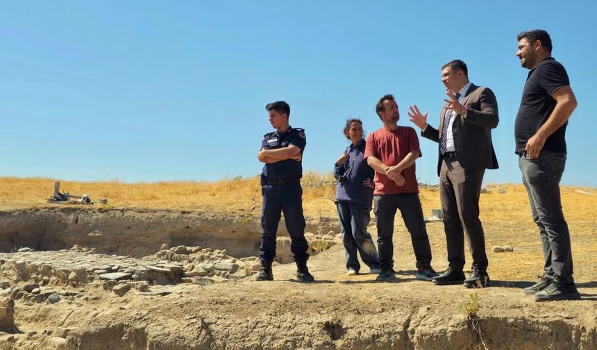 Kaymakam Turan Kınık kazı alanında incelemelerde bulundu