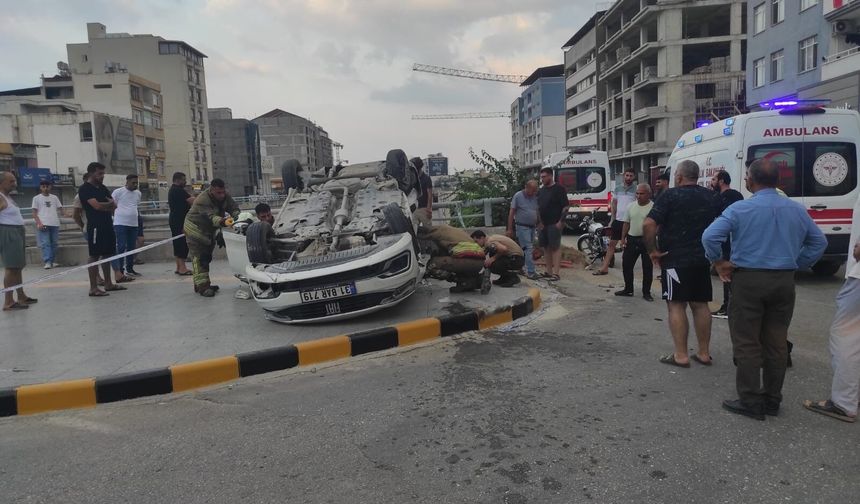 Bariyerlere çarpıp takla atan otomobilde 2 genç öldü
