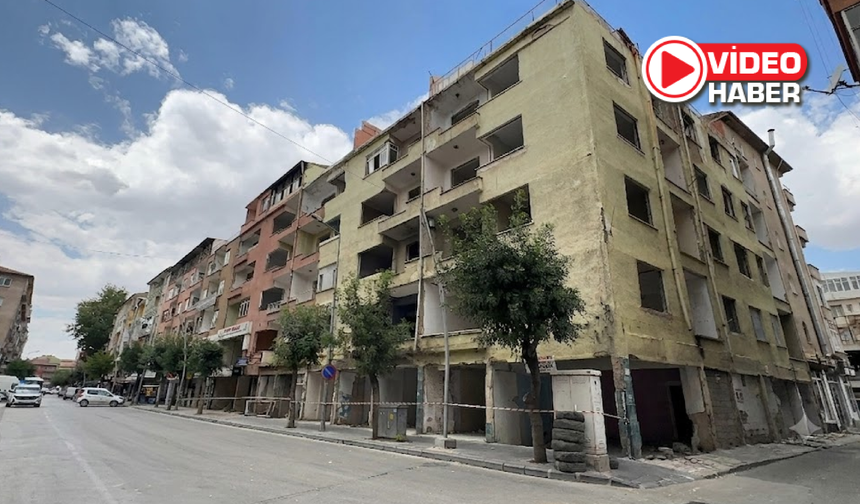 Niğde'de ağır hasarlı bina yıkılıyor