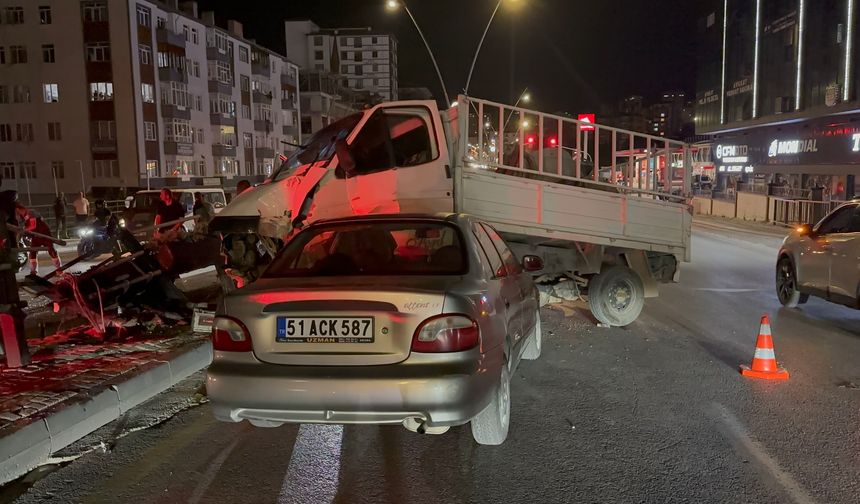 Niğde'de trafik kazası! Çok sayıda yaralı var