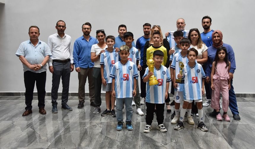 Futbolun minik yıldızlarından Tekten’e teşekkür ziyareti