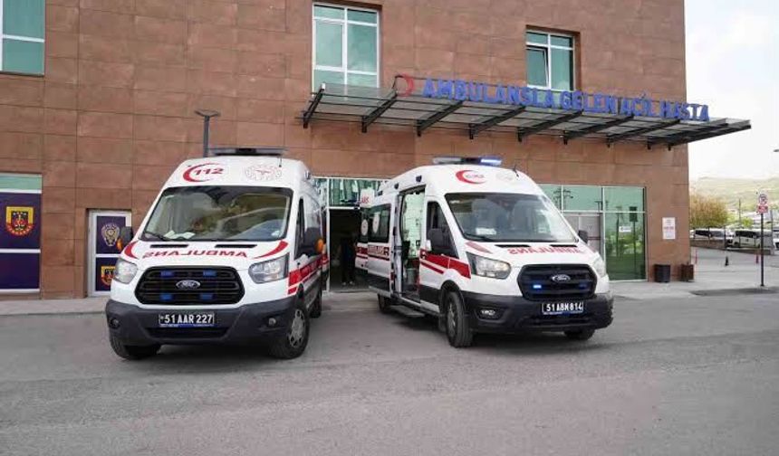 Niğde'de tır ile otomobil çarpıştı! Çok sayıda yaralı var