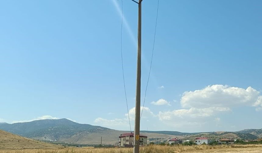 Kayırlı Köyü Muhtarı'ndan sarkan elektrik telleri için çağrı