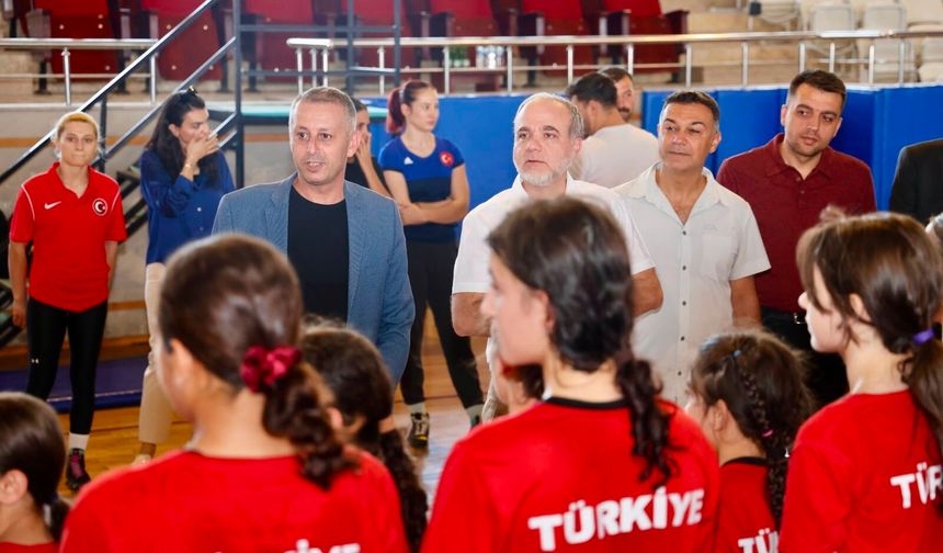 Rektör Uslu ve İl Müdürü Dorul'dan U12 Kadın Güreş Millî Takımı’na ziyaret