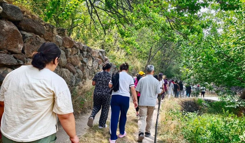 Niğde'de engelli bireyler Yeşilburç yürüyüş yolu'nda doğa ile buluştu
