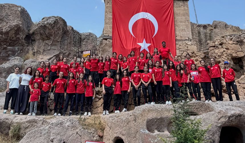U12 Kadın Güreş Millî Takımı Niğde'nin tarihi ve doğal güzelliklerini gezdi