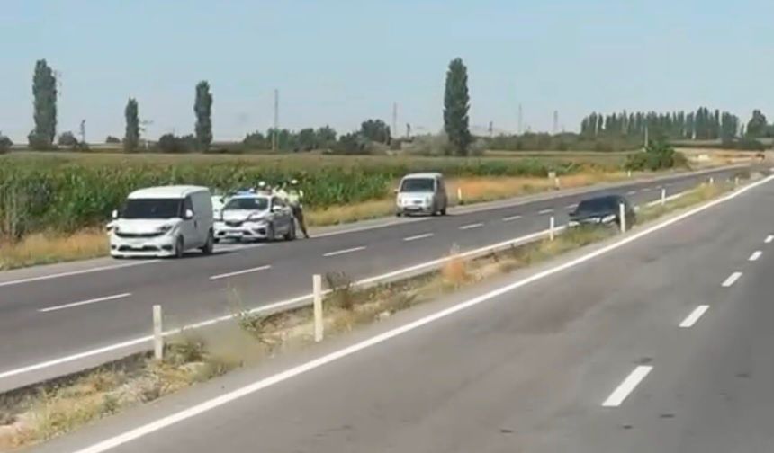 Niğde-Altunhisar yolunda otomobil orta refüje düştü