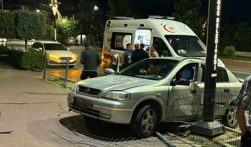 Niğde’de otomobil refüje çıktı: 1 yaralı