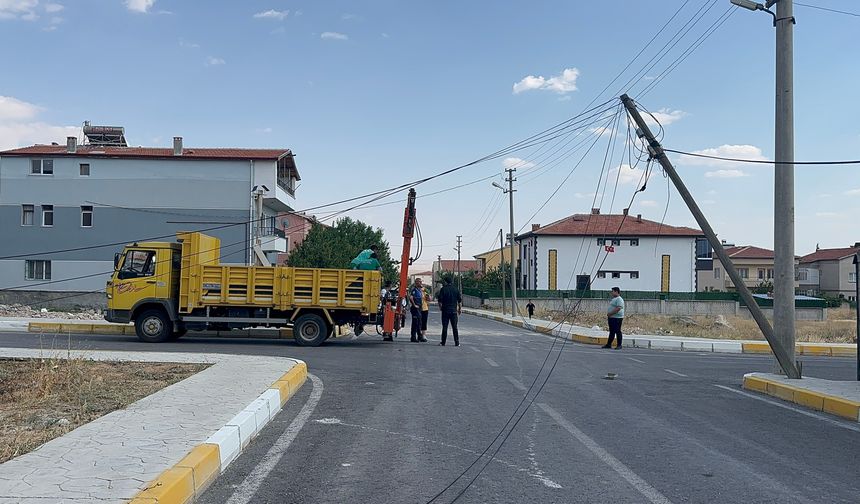 Bor’da kamyon telefon direklerine çarptı