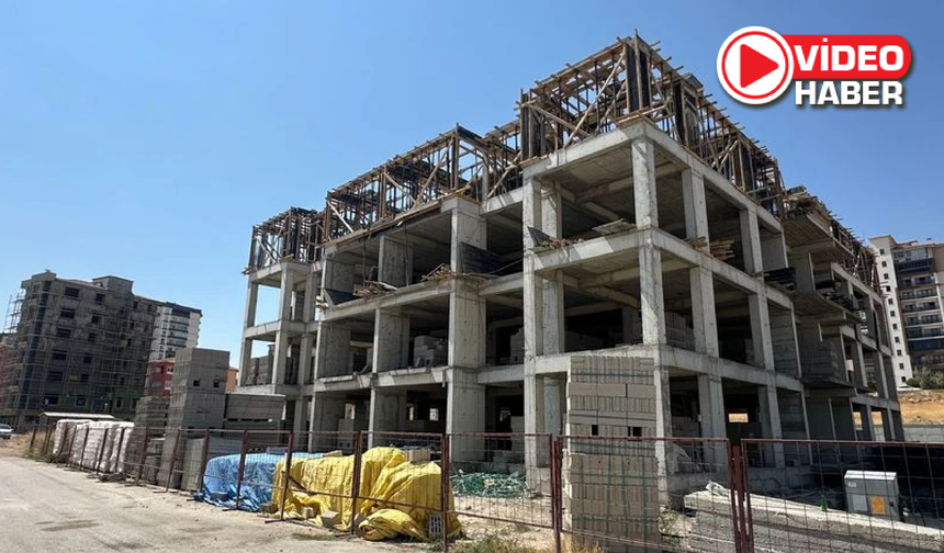 Niğde'de bir inşaatın üçüncü katında çalışan işçi aşağı düştü