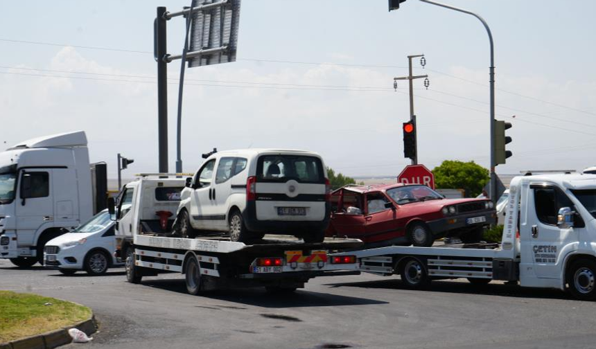 Niğde-Bor yolunda iki araç çarpıştı: 3 Yaralı