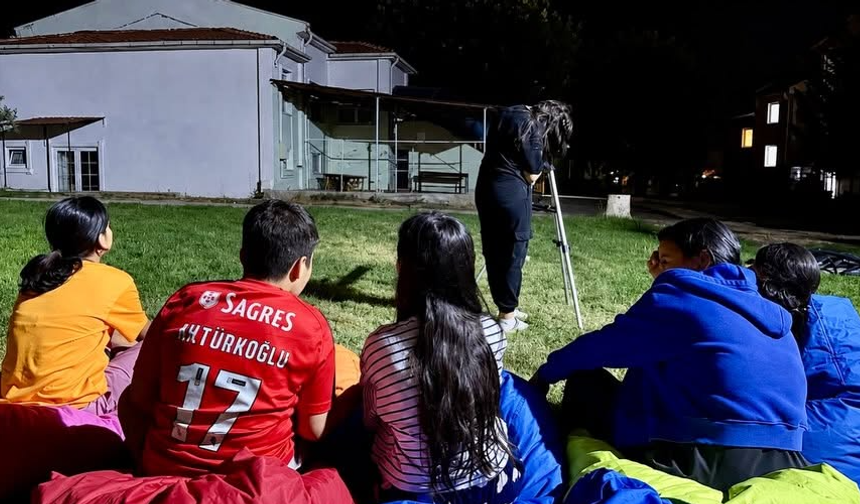Niğde Çocuk Evleri Sitesi’nde meteor yağmuru gözlem etkinliği yapıldı