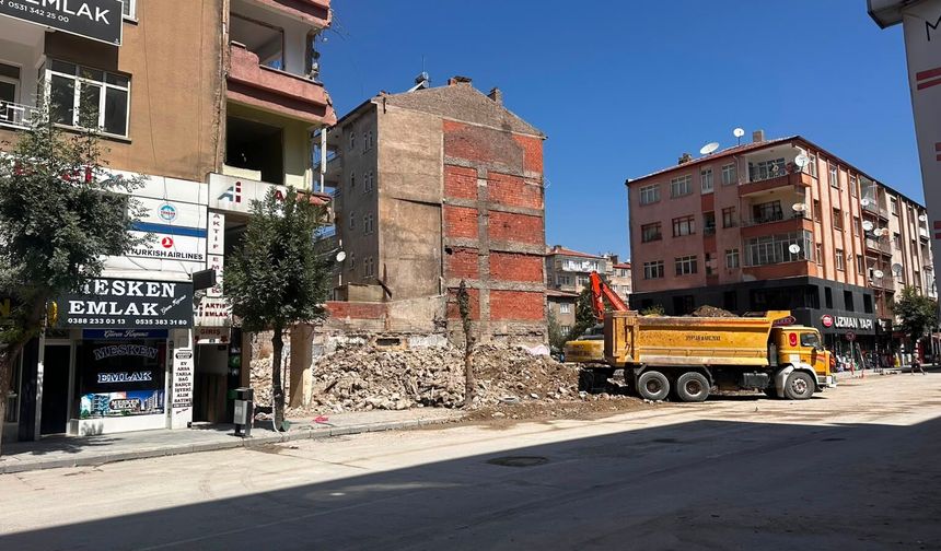 Niğde'de depremin izleri siliniyor