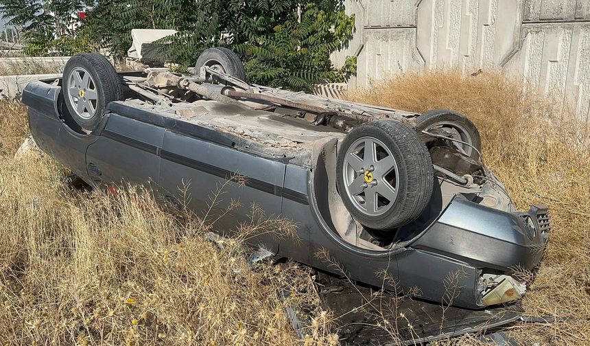 Niğde'de üst geçitten düşen otomobil hurdaya döndü