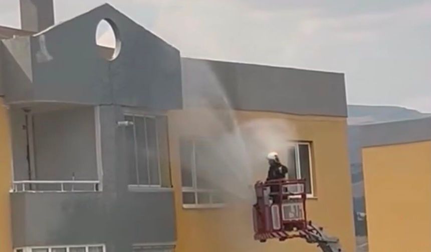 Niğde’de apartmanın son katında çıkan yangın korkuttu