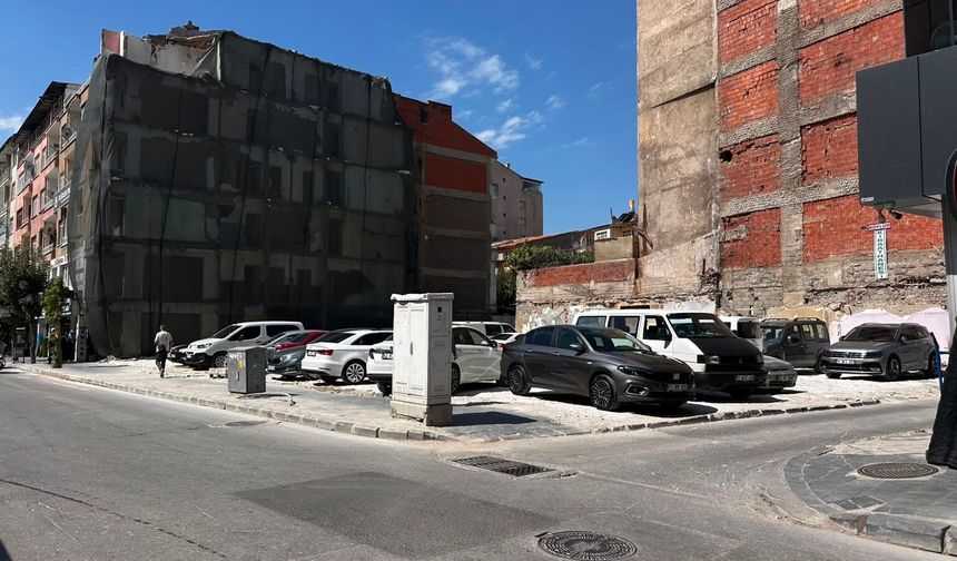 Deprem sonrası yıkılan binanın arsası geçici otopark oldu