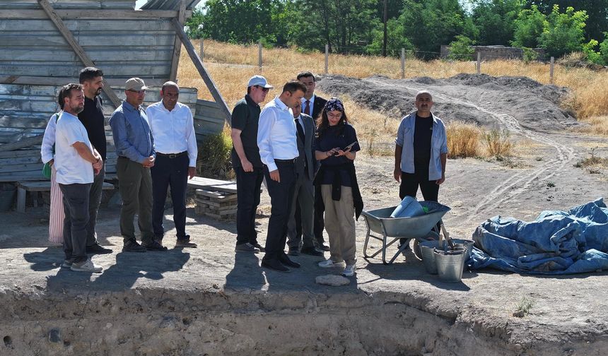 Vali Akmeşe Kınık Höyük kazı alanında incelemelerde bulundu