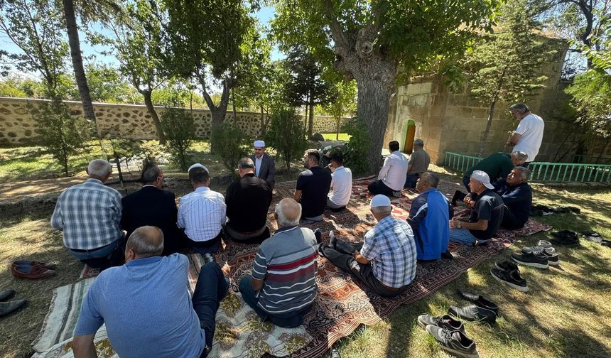 Niğde’de 480 yıllık türbe yeniden ibadete açıldı