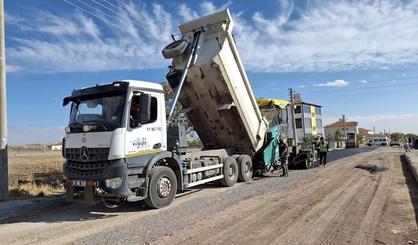 Niğde genelinde yol çalışmaları hız kesmeden devam ediyor