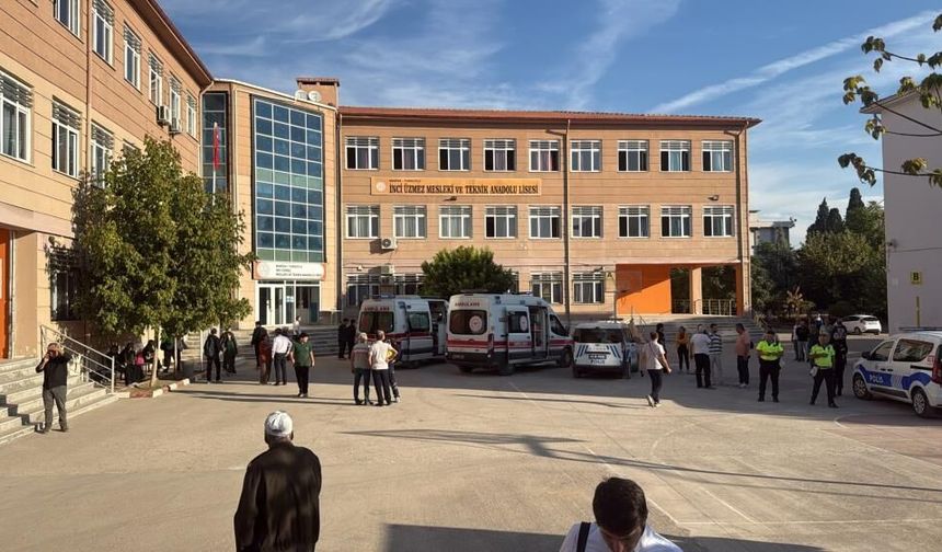 Okul önünde silah sesleri! Yaralılar var